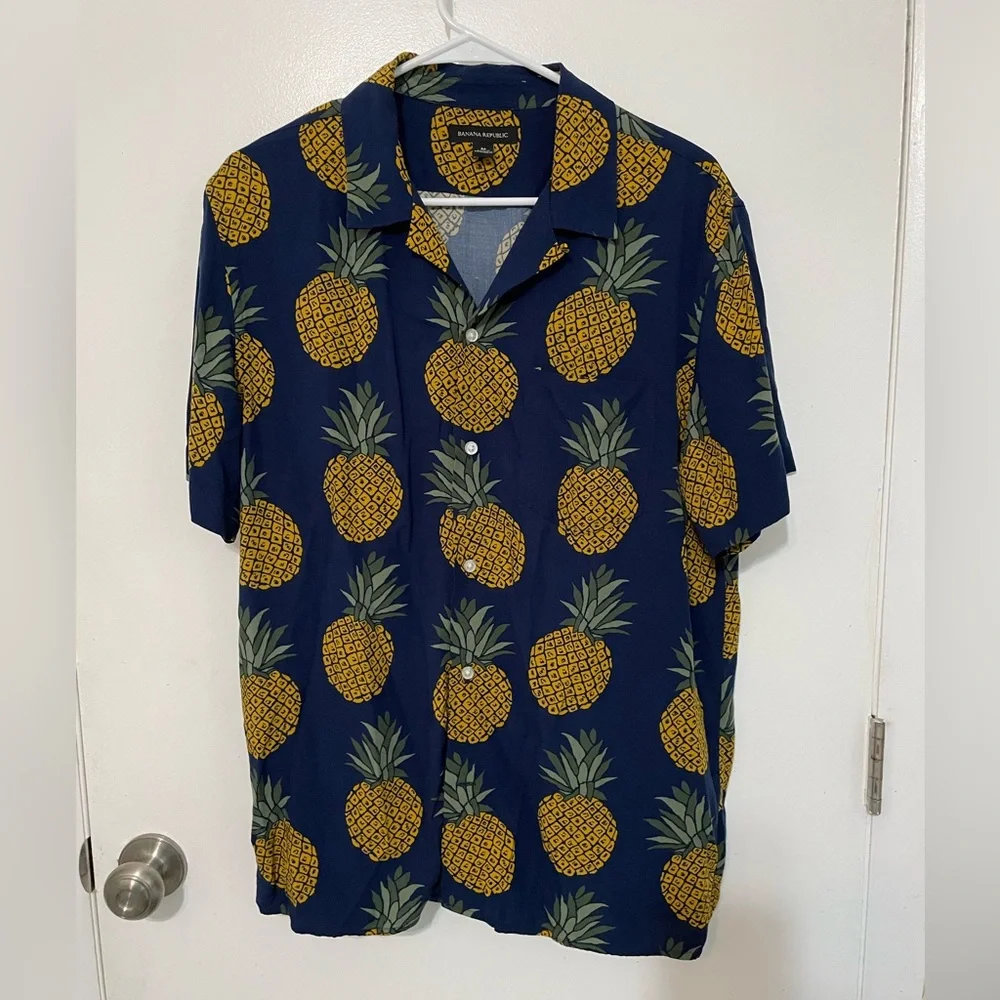 Banana Republic Men’s Button up Hawaiian Style Navy blue W pineapple print shirt